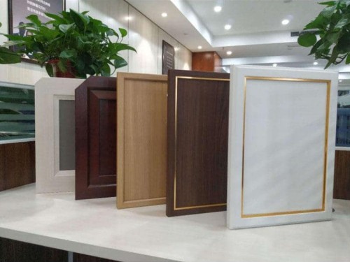 pvc吸塑膜免噴膠先進環(huán)保材料健康無異味